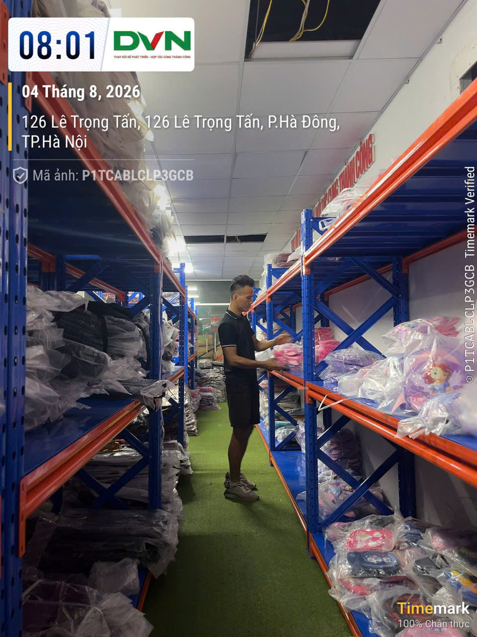 Hình: Nhân viên kho DVN tại 126 Lê Trọng Tấn (Hà Nội) soạn hàng và kiểm tra tồn kho trên kệ.