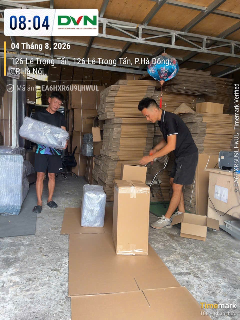 Hình: Nhân viên đóng gói hàng hoá tại chi nhánh 126 Lê Trọng Tấn, Hà Nội